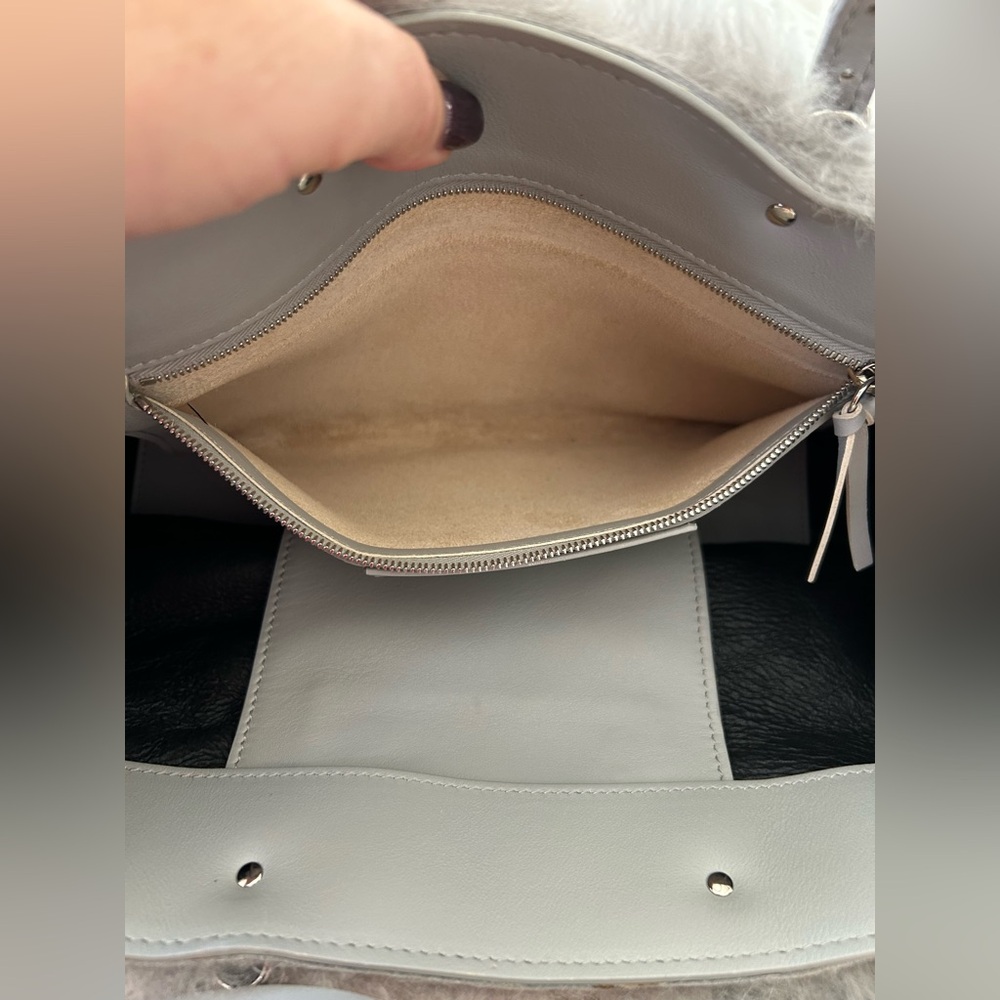 Balenciaga Papier in Mouton & Leather
With dust bag, original strap crossbody - Picture 14 of 16